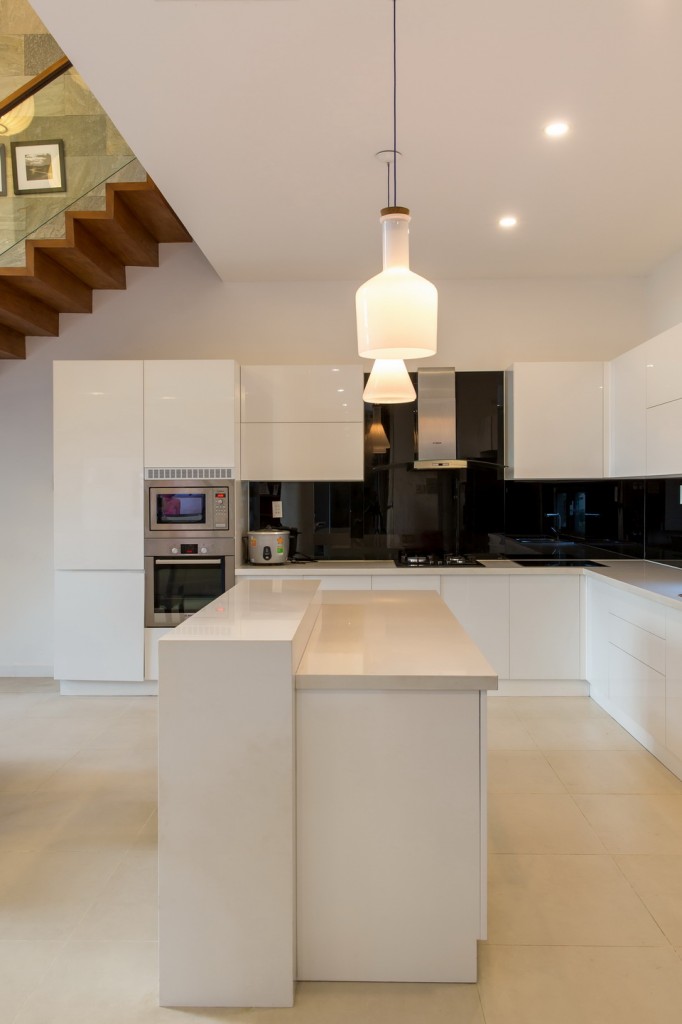 Phòng bếp với lối thiết kế tối giản, tinh tế và sang trọng