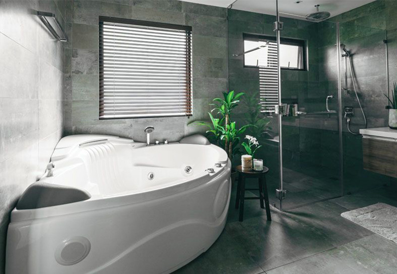 Phòng tắm đẹp có bồn tắm massage góc với kiểu dáng độc đáo