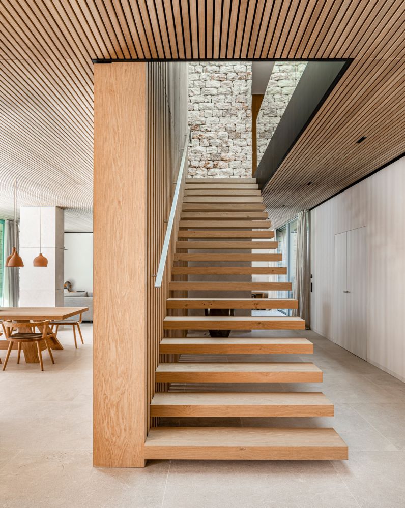 Cầu thang thông tầng bằng gỗ siêu đẹp