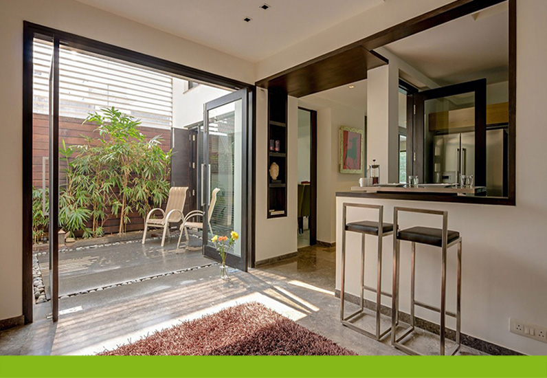 Phòng bếp được thiết kế với khung cửa kính lớn hài hòa với thiên nhiên