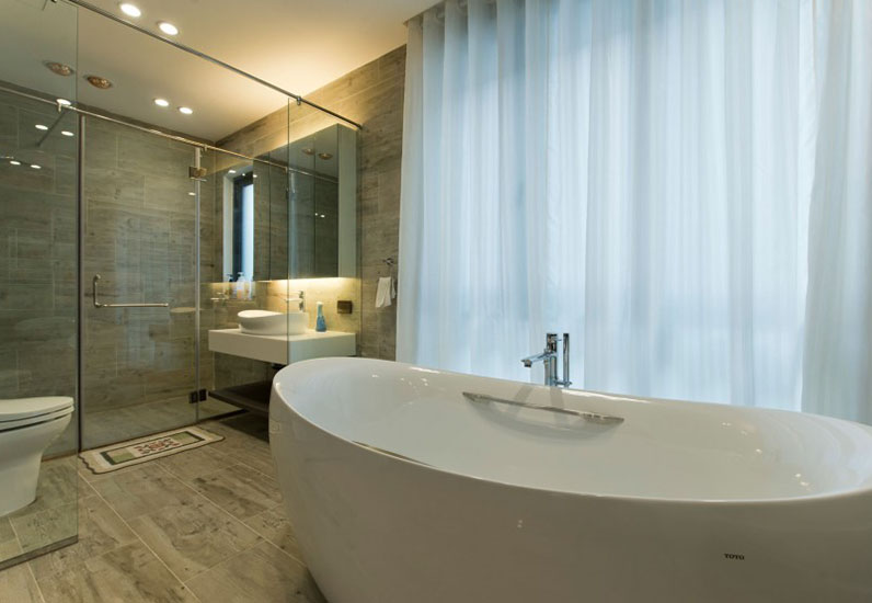Phòng tắm được thiết kế với view cửa kính lớn tạo sự thông thoáng