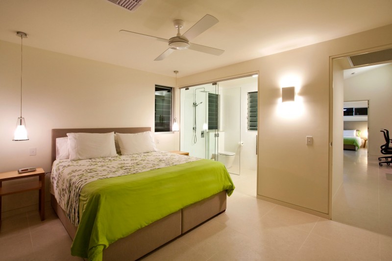 Không gian phòng ngủ được thiết kế tối giản, sang trọng và tinh tế