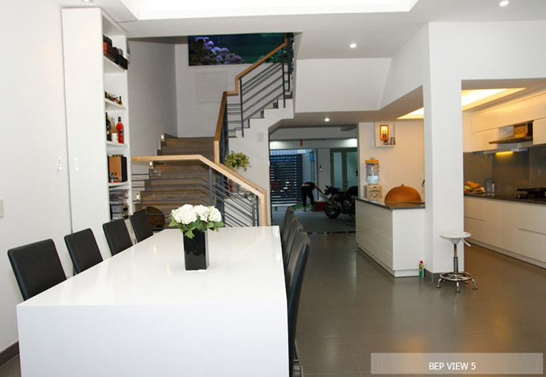 Không gian bàn ăn được thiết kế cạnh cầu thang nổi bật với tone màu trắng