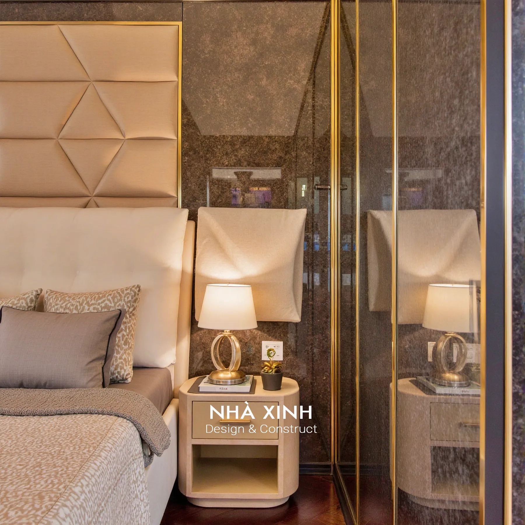 Phòng tắm đá Marble và bồn tắm đứng
