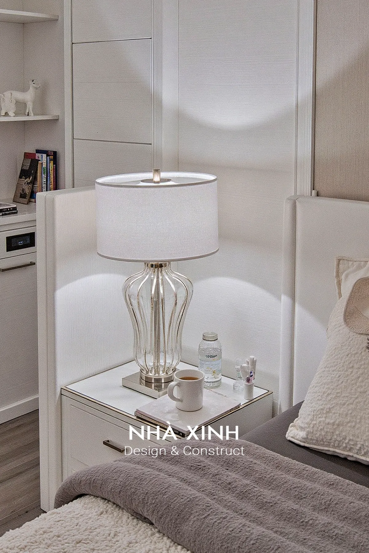 Góc làm việc nhỏ sát cửa kính
