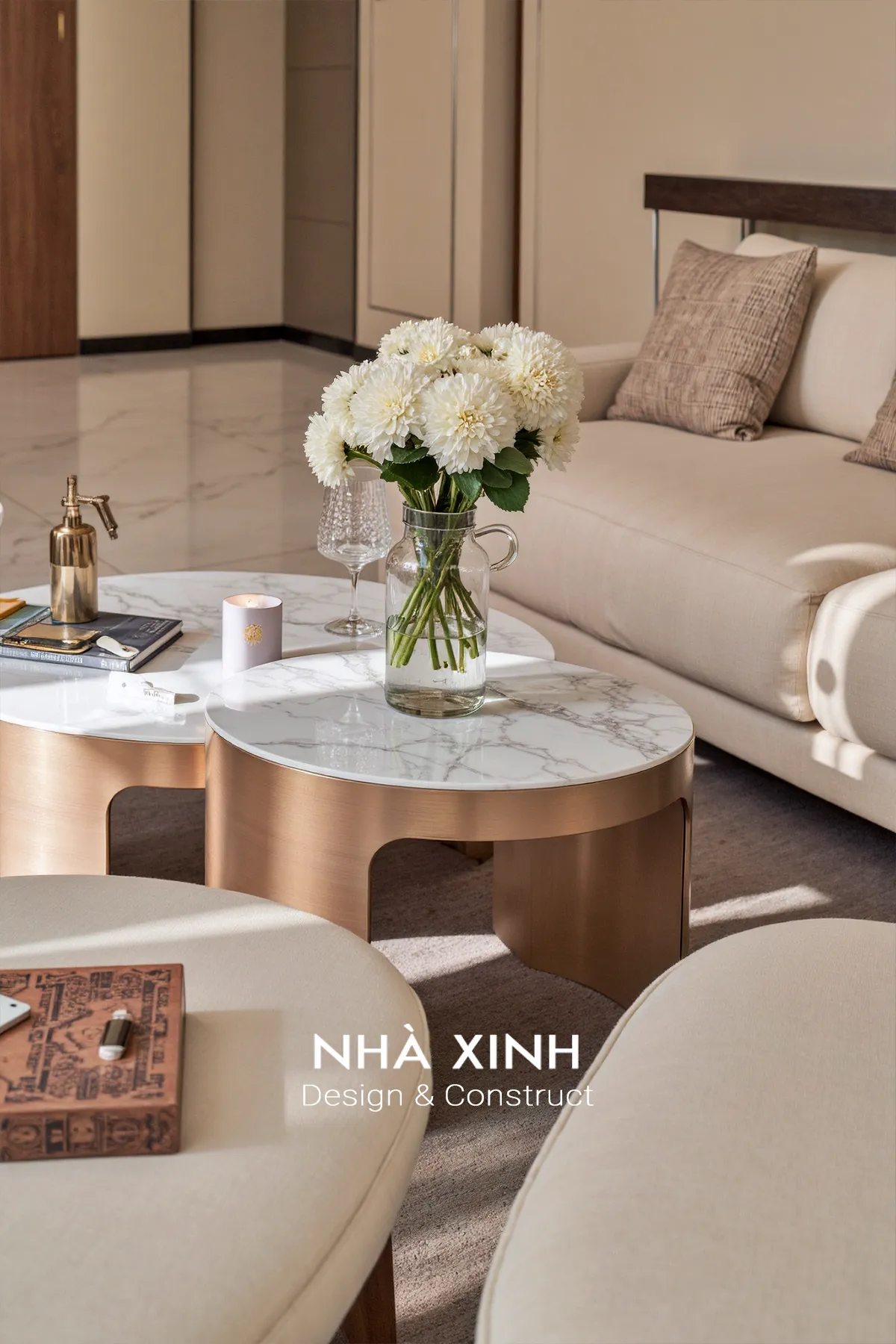 Góc đọc sách nhung và bàn vàng