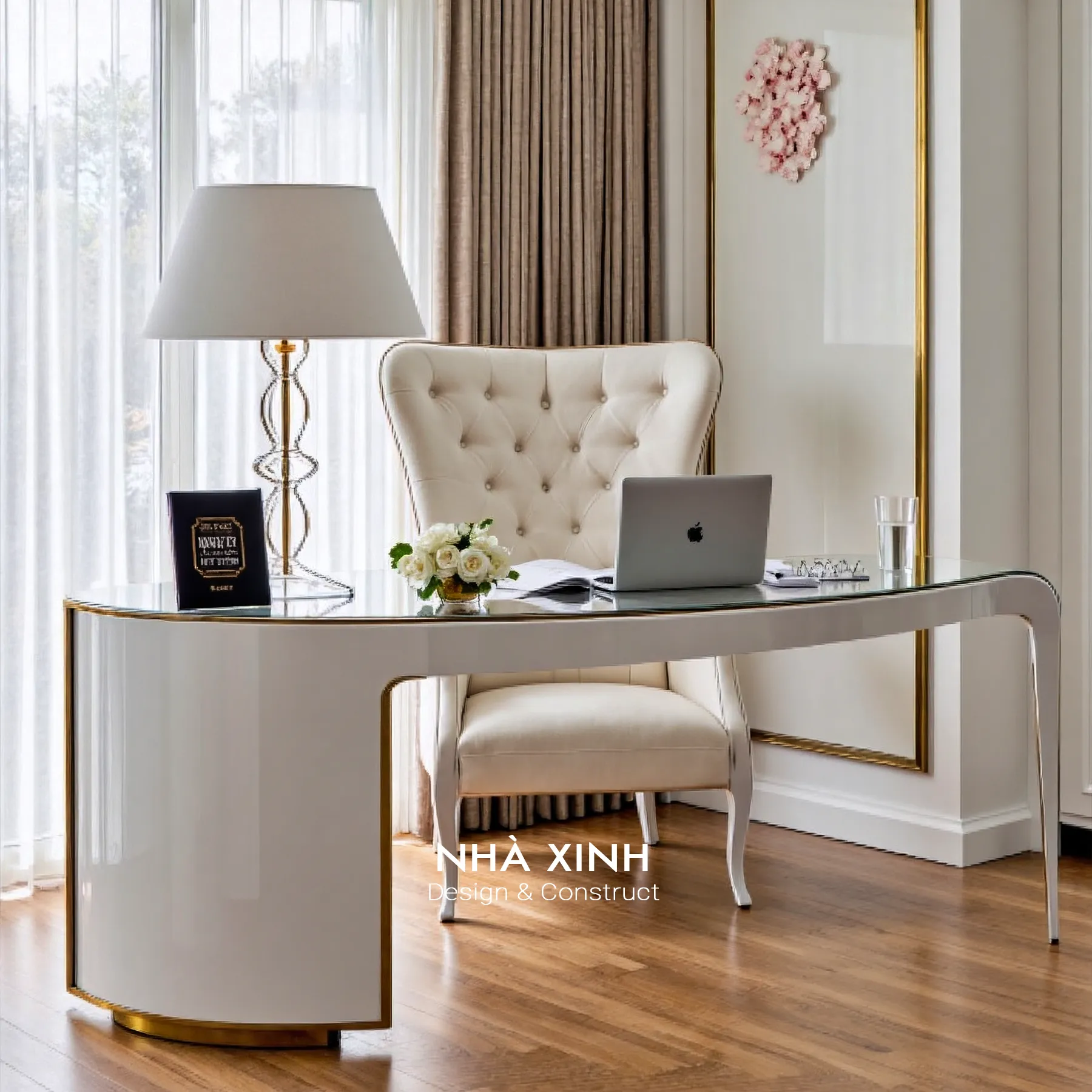 Đèn bàn pha lê trên táp đầu giường