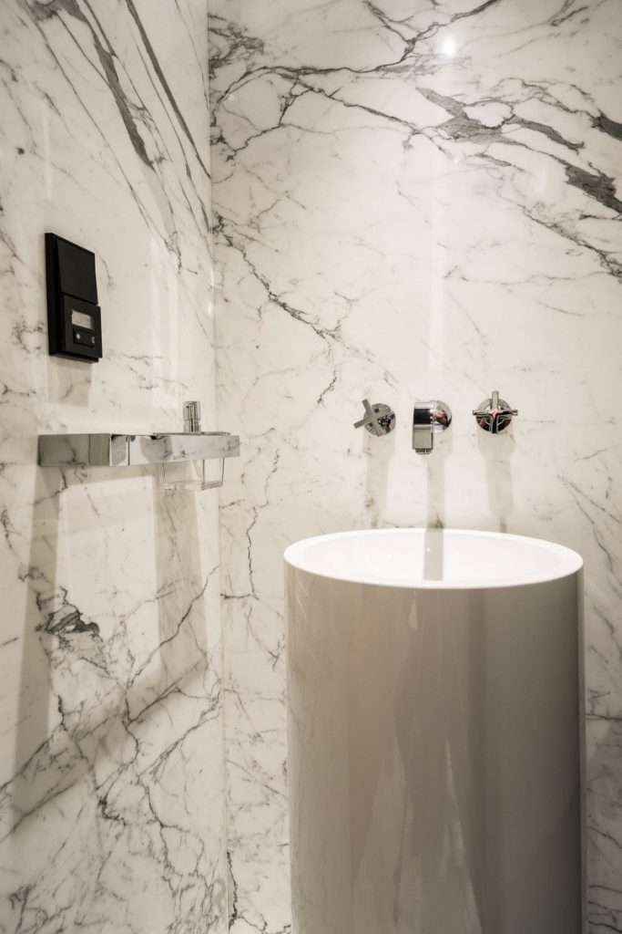 Sử dụng đá hoa cương có vân mây đẹp ốp tường mang lại không gian phòng tắm cực kỳ sang trọng 