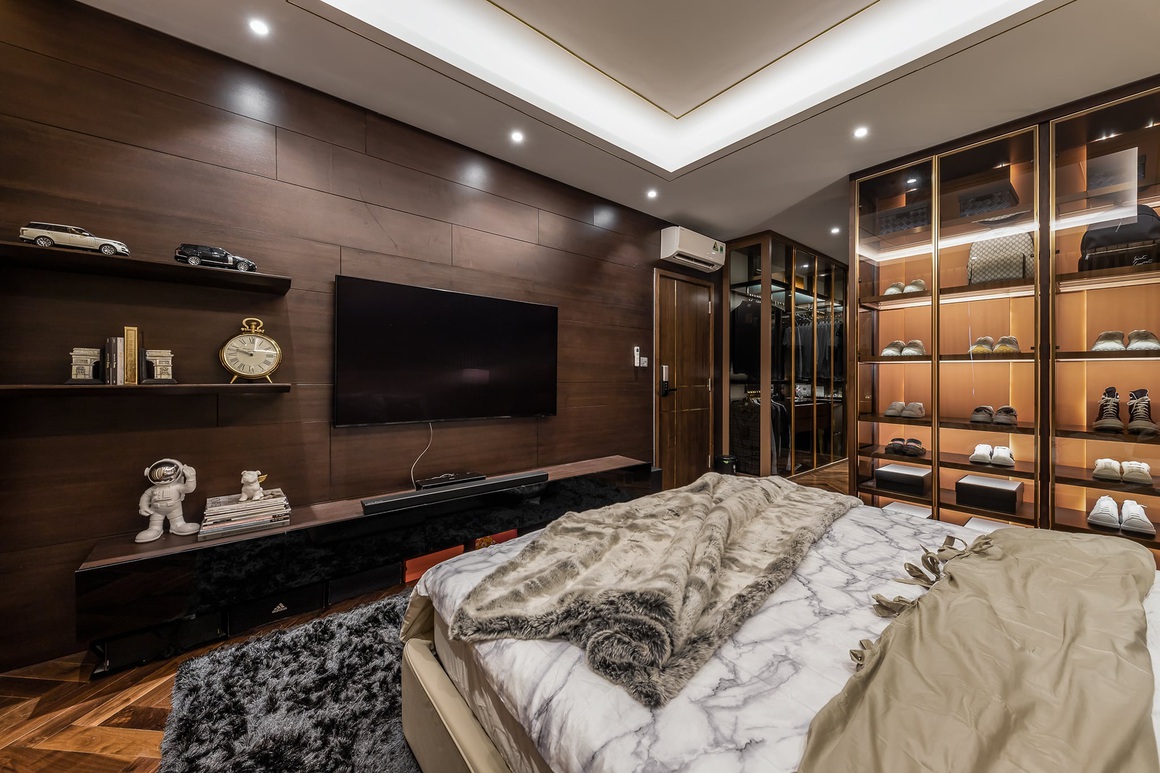 Phòng ngủ được thiết kế tích hợp hệ tủ trang trí tiện nghi