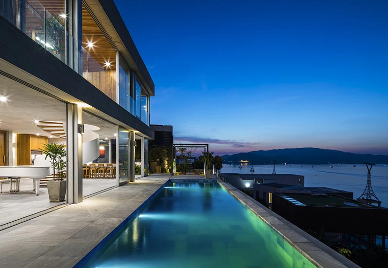 Villa ven biển có cầu thang đẹp